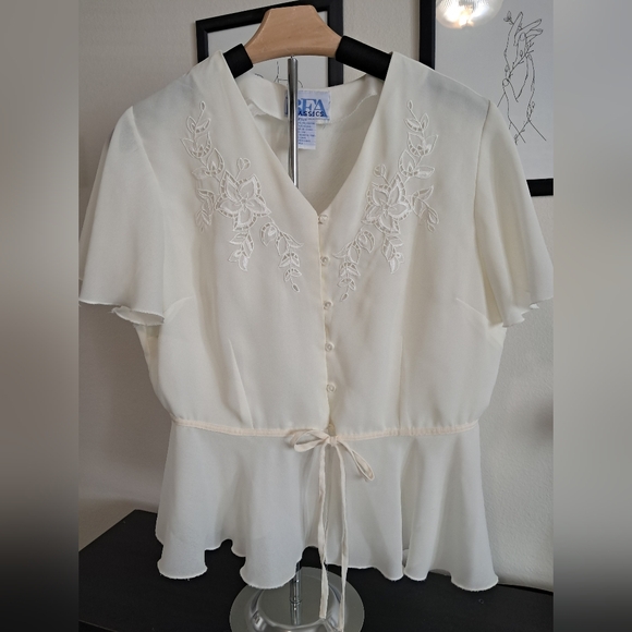 BFA Classics Vintage embroidered flowy button up blouse - Picture 3 of 6